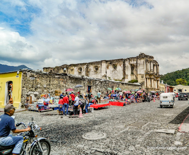 Mercado de Artesanato de El Carmén em Antigua Guatemala