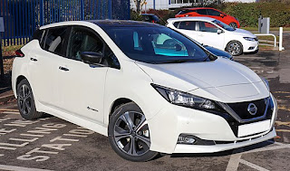 Une Nissan Leaf en stationnement