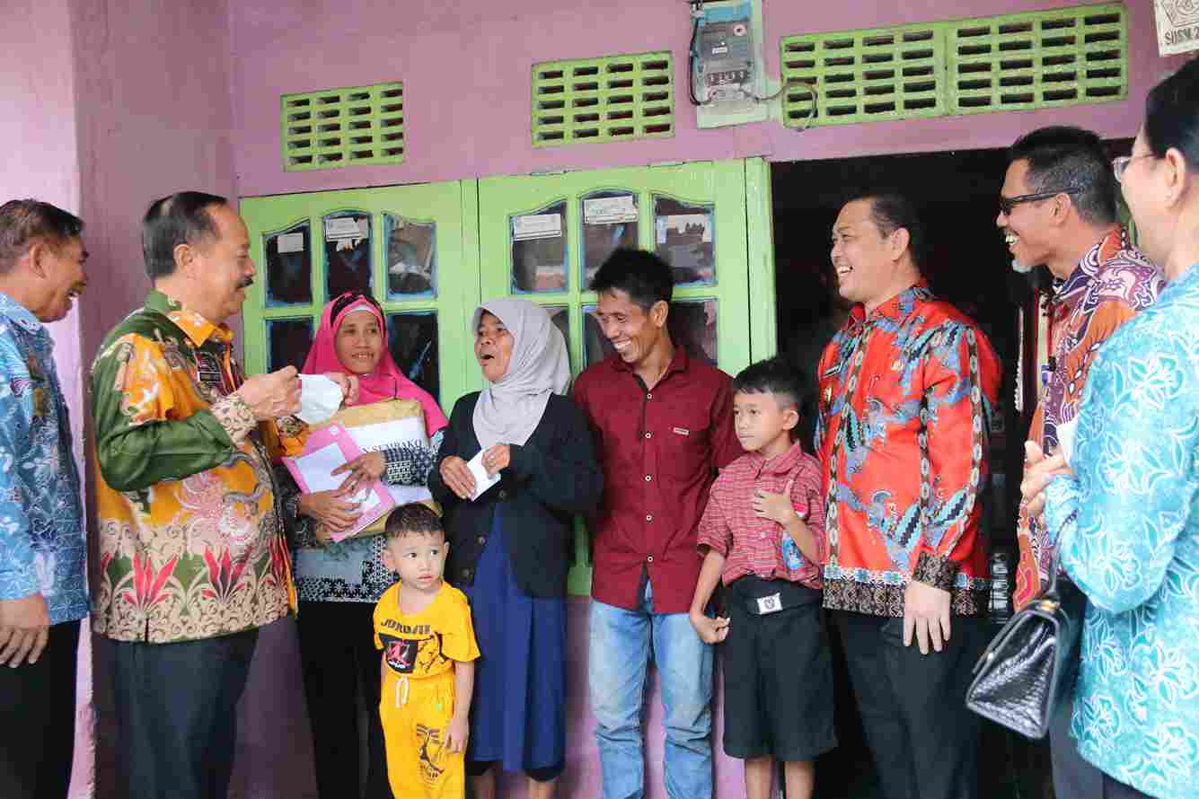 galleri Wagub Serahkan Bantuan Sembako Kepada Keluarga Berisiko Stunting di Sanggau