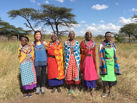 Elisa junto a mujeres masai en Kenia