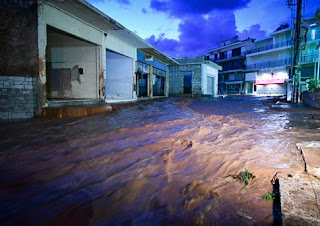 Ξαναζωντάνεψε ο εφιάλτης στη Μάνδρα: Πλημμύρισαν σπίτια, ποτάμια οι δρόμοι