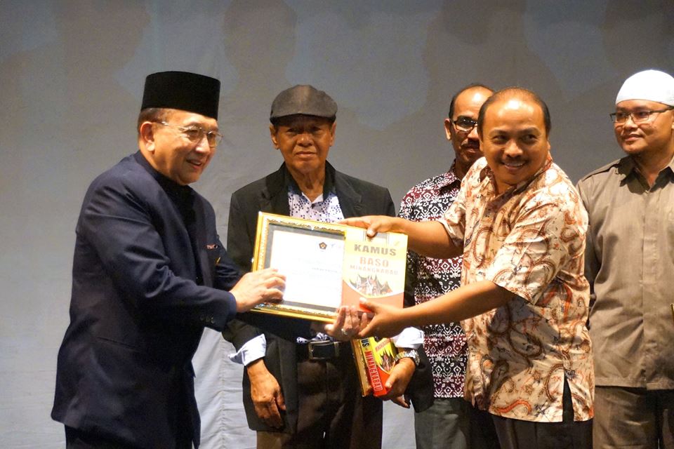 Malaysia Luncurkan Buku Kamus Bahasa Minang  Ex-SMDKP 