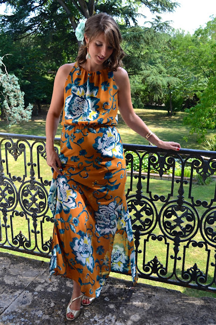 Look premamá invitada de boda