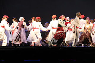 Espectáculo Gernika de los grupos de danzas de Barakaldo