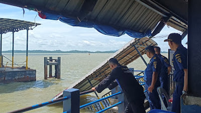 Akibat Angin Kencang Jembatan ponton pelabuhan KPK Karimun Putus dan Terbalik