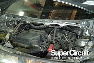 The engine bay of the Toyota Alphard ANH10 with the SUPERCIRCUIT Front Strut Bar installed.