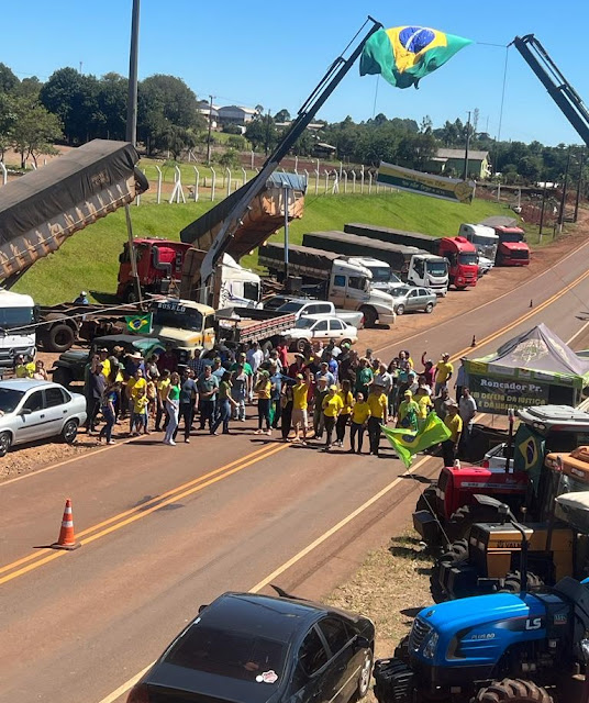 RONCADOR: MANIFESTANTES SE REÚNEM NA SAÍDA PARA IRETAMA DURANTE FERIADO