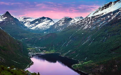 Montañas nevadas bajo el cielo purpura