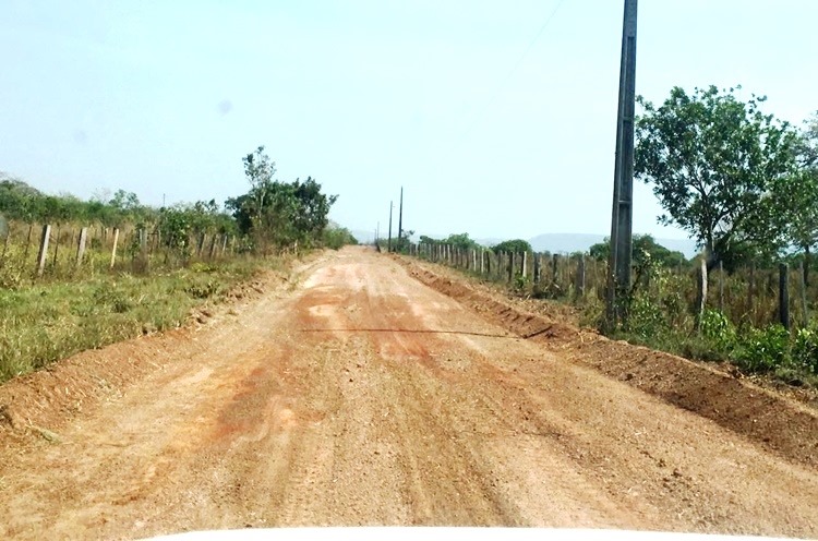 Prefeitura realiza patrolamento e encascalhamento em estradas da região da raizama e vizinhanças.