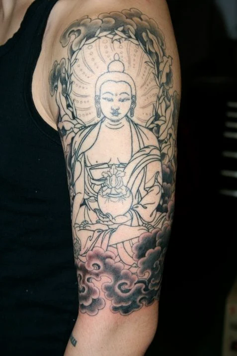 vemos a una mujer con tatuaje tibetano