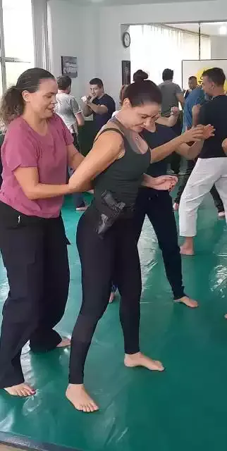 Polícia Civil faz treinamento de defesa pessoal com as técnicas criadas pela Gracie Jiu-Jitsu