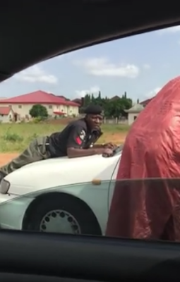 2 Nigerian policemen beat Driver with baton for refusing to stop!