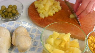 Консервированные ананасы — нарезаем кубиками.