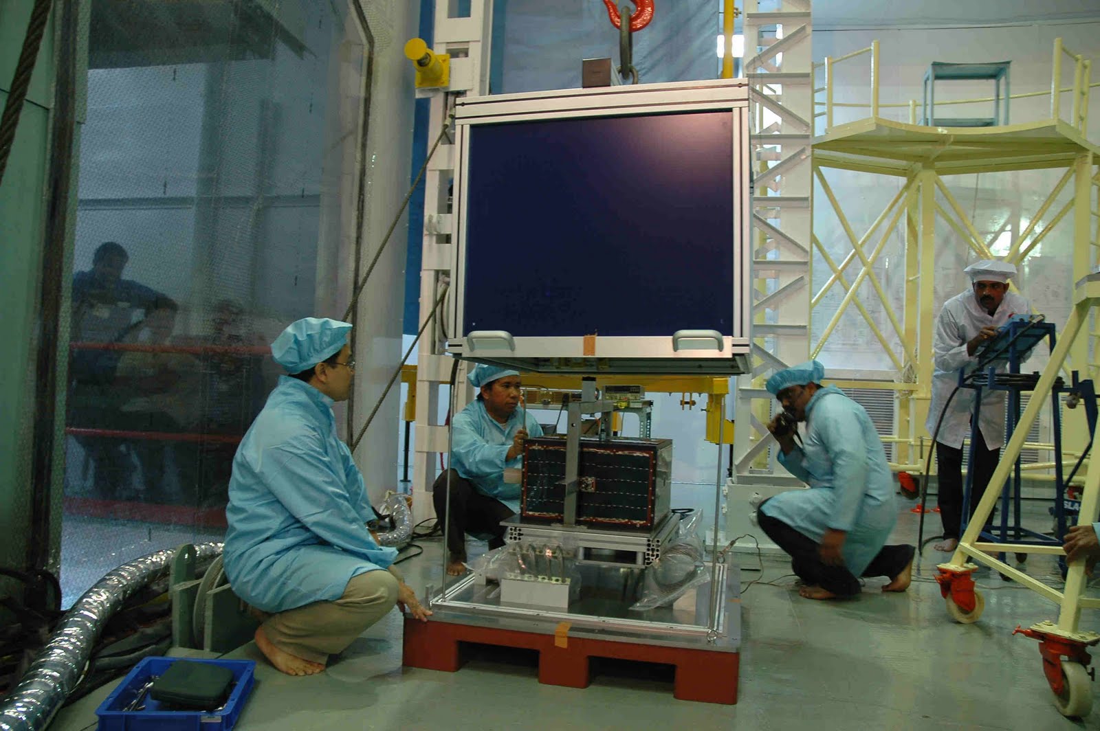 Tenaga ahli Lapan bersama satelit mikro Lapan-A2. (Foto:ANTASARI.NET)