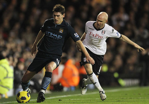 Gareth Barry battles with Andrew Johnson,Fulham - Manchester City