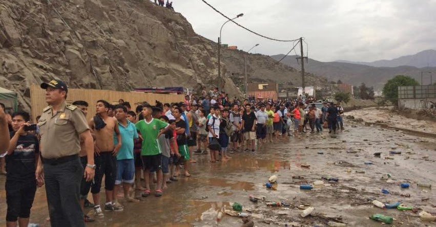 Cierran tránsito vehicular en puente Las Torres a causa del desborde del Huaycoloro - San Juan de Lurigancho