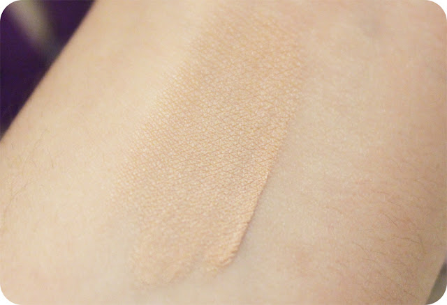 swatch of maybelline instant age rewind eraser dark spot concealer in 220 light