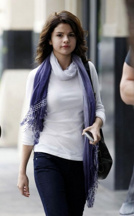 Selena Gomez is a women that very beautiful even without makeupshe has 