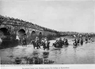 1913'te muharebede Türk askerlerinin Karıştıran Köprüsü'nden geçişi
