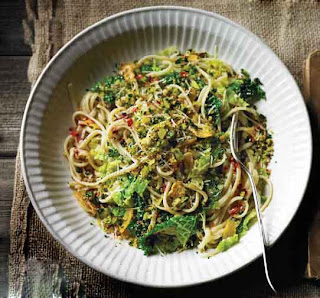 Garlicky Linguine With Cabbage and Anchovy