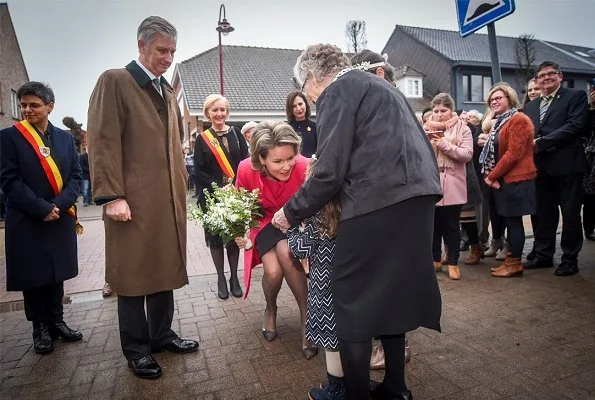 Queen Mathilde wore pink Natan coat and pink Natan tops and black skirt a Christmas visit to Perrekes House