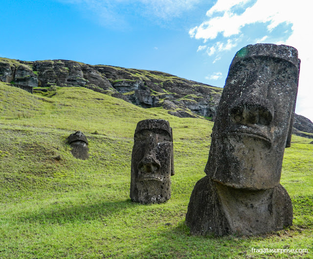 As estátuas gigantes na encosta do Vulcão Rano Raraku, a "fábrica de moais"