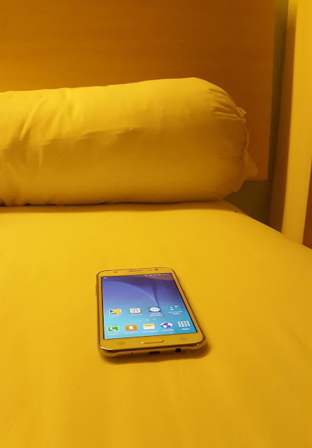Jauhkan smartphone dari tempat tidur