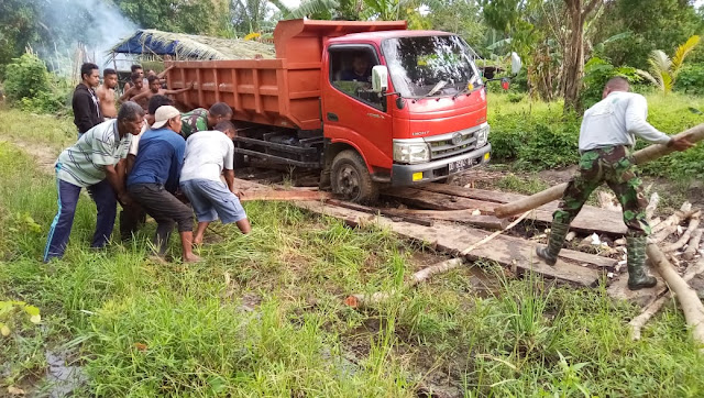 Warga Siwalima Gotong Royong Bantu Satgas TMMD Pebaiki Jalan Kelurahan.lelemuku.com.jpg