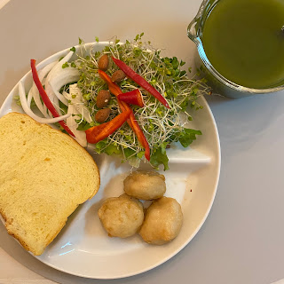 パンとサラダで夜ごはん