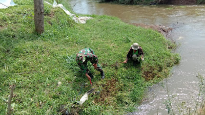Satgas Subsektor 21-18 Bersama Warga Korve Sungai Di Desa Margamukti 