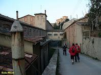 Baixant cap a la fàbrica de Cal Pons. Al fons la xemeneia i la Torre Nova. Autor: Carlos Albacete