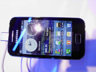 Samsung Galaxy Ace GT S5830. Un celular inteligente de gama media que corre con Froyo (Android 2.2).