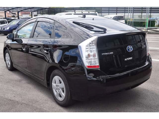 2010 Toyota Prius S for Pakistan to Karachi