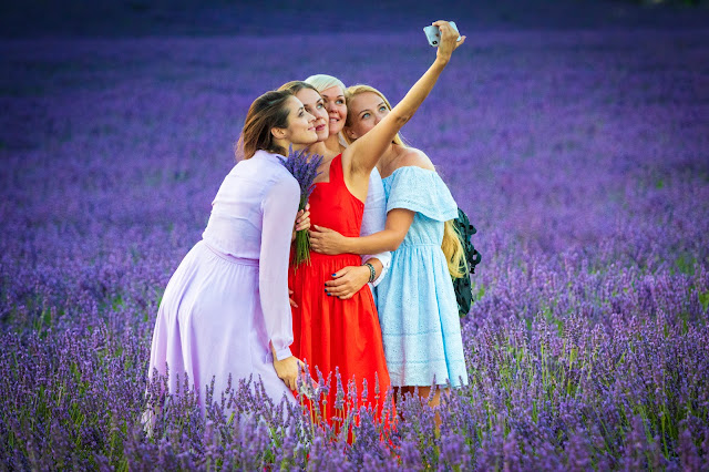 Valensole-Modelle nel campo di lavanda al tramonto