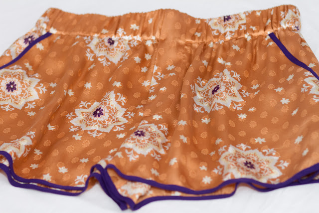 Shorts de seda y estampado oriental de Zara