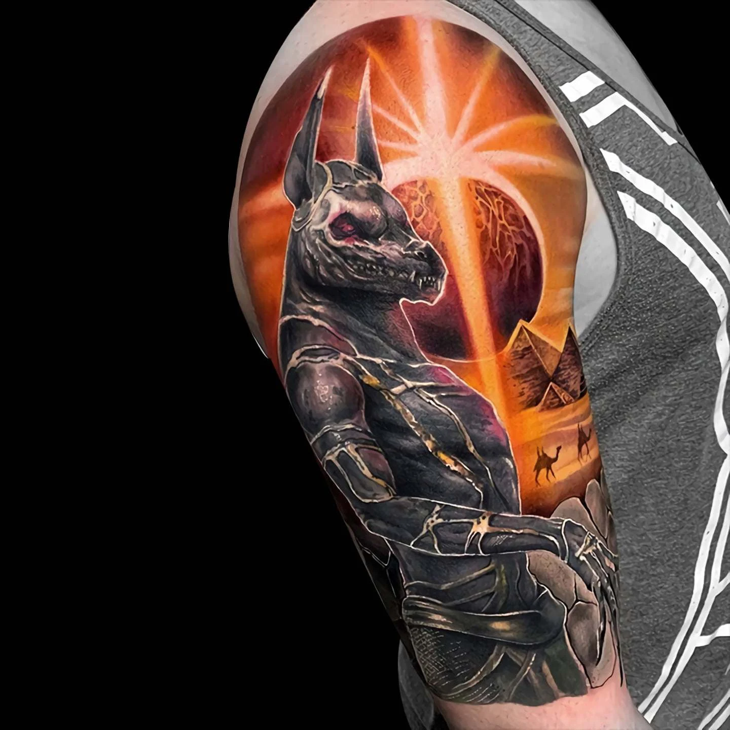 Tatuajes de Anubis en el brazo