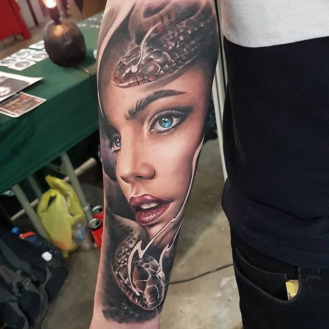 Tatuaje de Medusa de la mitología griega coj serpientes en la cabeza y mirada mortal