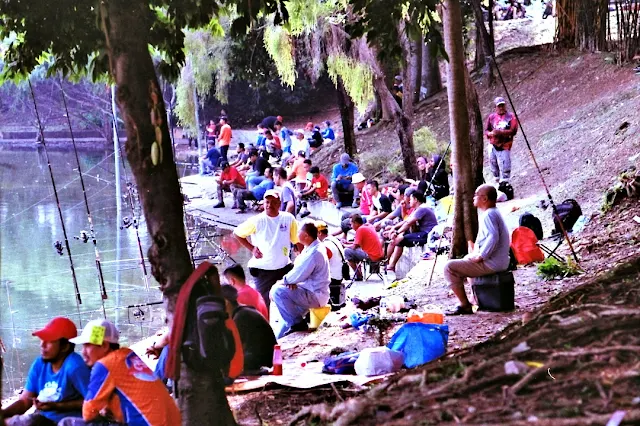 SMC Pentax-M 100mm 1:2.8, People and Places, Down By The Lake 02