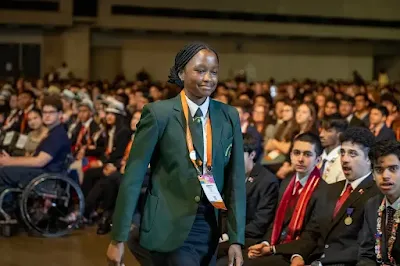 Joanette Ngwenya walking to receive her award