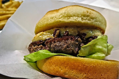 Omakase Burger, gorgonzola bacon burger