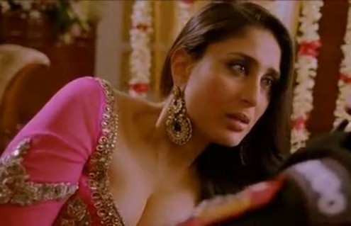 kareena cleavage in mujra