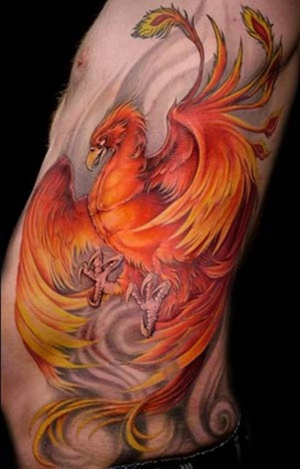 tatuaje de Ave Fenix En Mujer