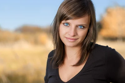 Portraitfoto - Frau mit blauen Augen und braunen Haaren