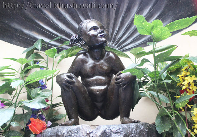 Jeanekke Pis Peeing Girl Statue in Brussels