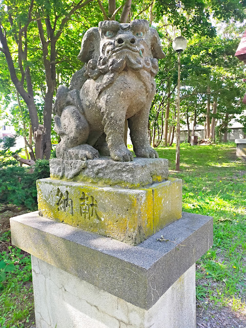 Embetsu Shrine's un-gyo komainu