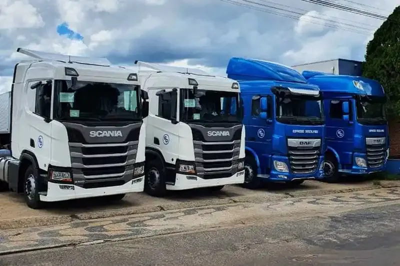 Caminhões Scania branco e DAF XF azul do Expresso Descalvado