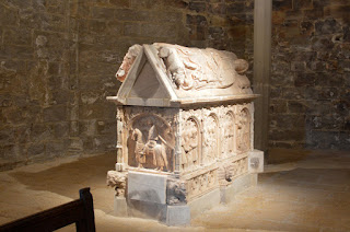 Sepulcro de Pere de Queralt, senhor de Santa Coloma, falecido em 1348. Foi construído por encomenda de seu filho, Dalmau, em 1370 e é conservado na igreja de Santa Maria de Bell-lloc, em Santa Coloma de Queralt (Espanha) (imagem disponível no blog Anem a pams).