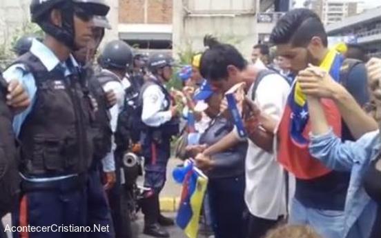 Cristianos venezolanos orando frente a policías