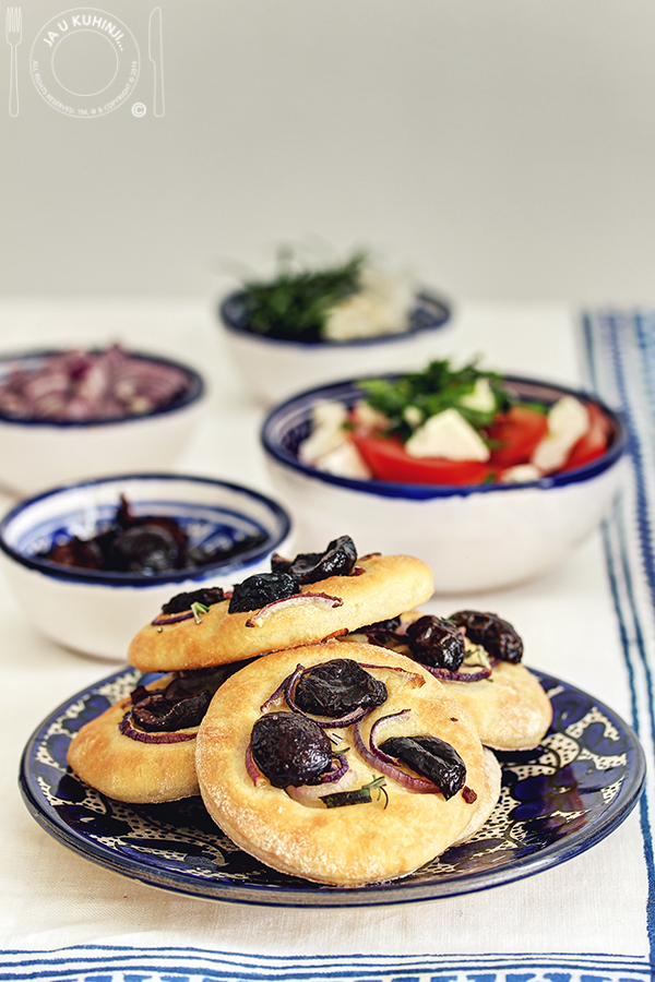 Mini focaccia sa maslinama i crvenim lukom