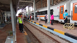 Petugas Pos Yan Haurgeulis Polres Indramayu Lakukan Pengamanan di Stasiun Kereta Api